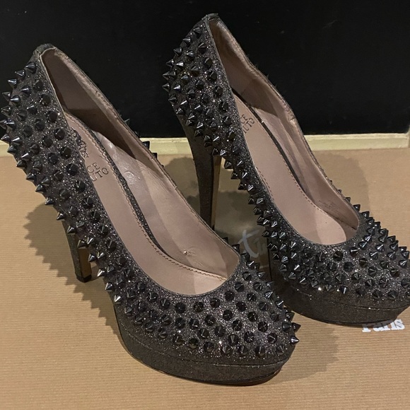 Vince Camuto Madelyn Spiked Pumps Size 7B/37 - Picture 2 of 7